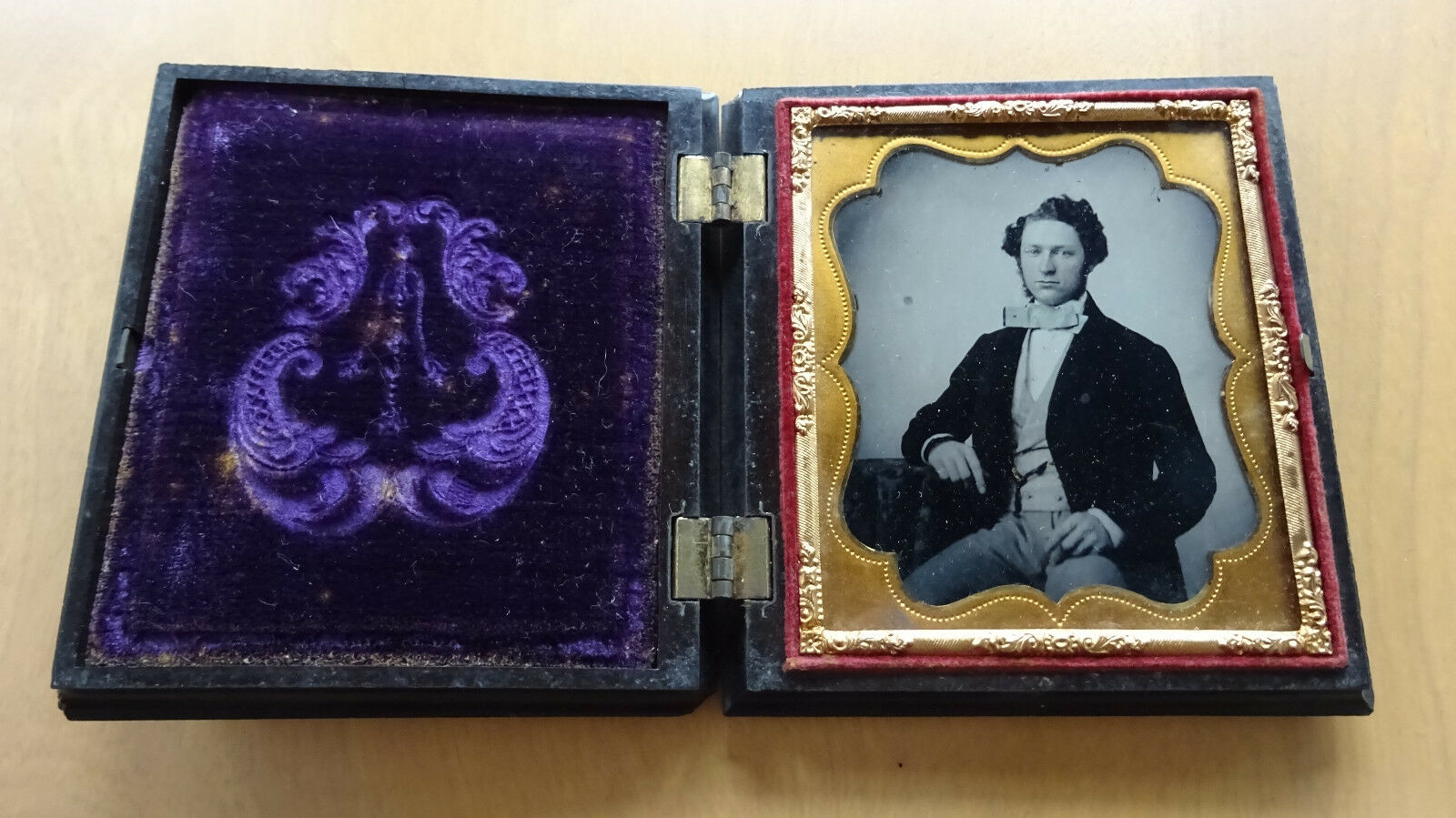 1/6 Plate 2-3/4 X 3-1/4 Ambrotype Gentleman Tinted Union Case Exc Condition!